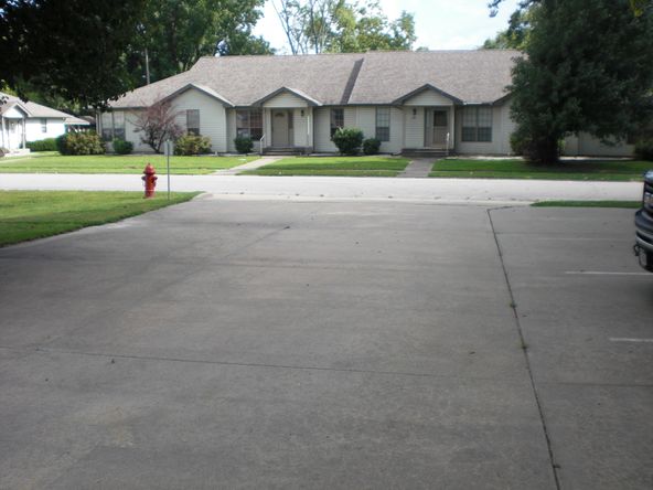 200 N Emerald Ln, Carbondale, IL 62901